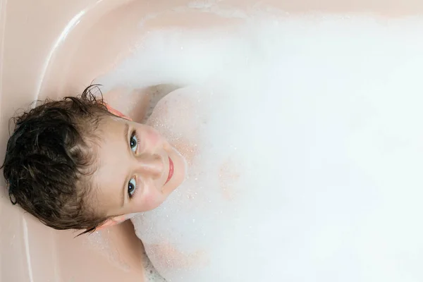 Retrato Niño Una Bañera Con Espuma — Foto de Stock