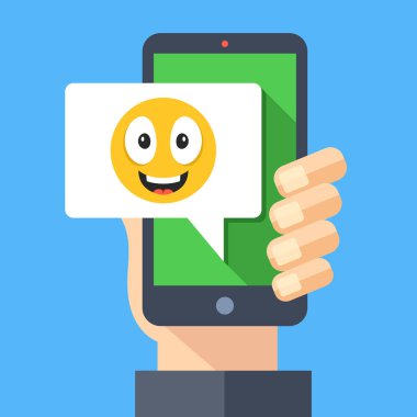 Smartphone ile mutlu emoji mesaj ekranda tutan el. Mutlu ifade simgesi. Sosyal ağ, anlık mesajlaşma mobil aygıtta sohbet kavramları. Modern düz tasarım vektör çizim