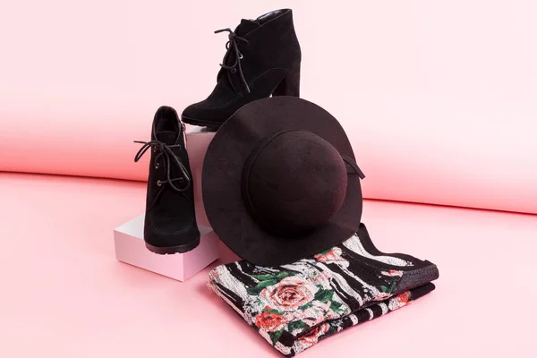 Pembe ceket ve ayakkabılar ile kompozisyonu