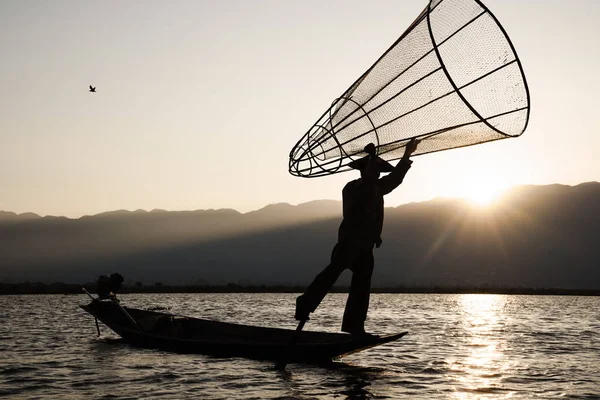 Inle Gölü bacak kürek balıkçı, gündoğumu, Myanmar