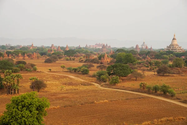 Sunrise, Myanmar 'da antik Bagan 'da Budist pagodas ve tapınaklar
