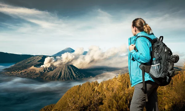 Mladá žena batohem, těší výhledem na sopku Bromo — Stock fotografie