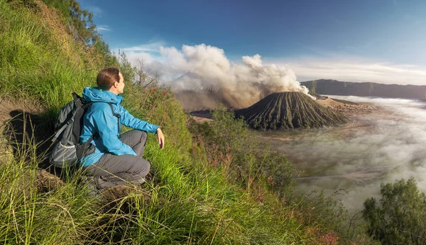 Mujer feliz turista con mochilero disfrutando de la salida del sol vista volcán Bromo —  Fotos de Stock