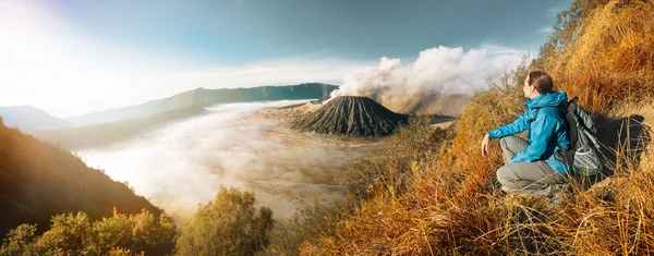 Donna turista con zaino in spalla godendo vista alba ad alto mou — Foto Stock