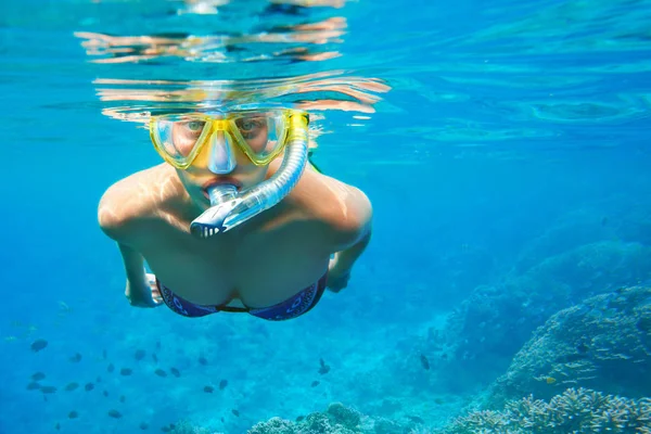 Junge Frau mit Maske schnorcheln im klaren tropischen Wasser — Stockfoto