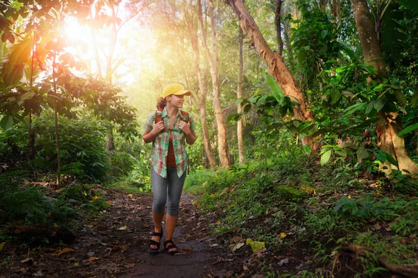 Viajante feliz com mochila caminhadas na floresta tropical . — Fotografia de Stock