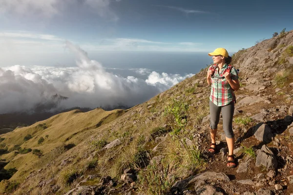 Femme avec randonneur profitant de la vue coucher de soleil dans les montagnes . — Photo