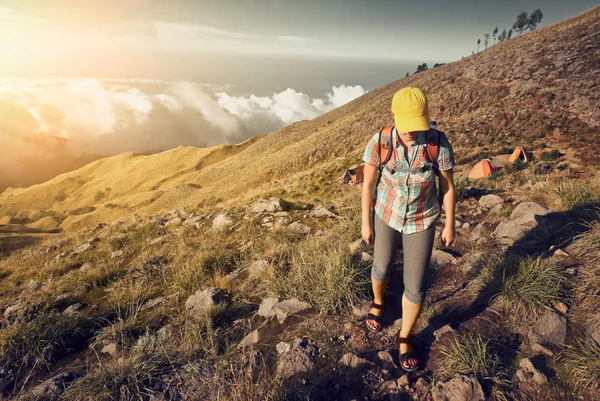 Donna escursionista con zaino sale in montagna . — Foto Stock