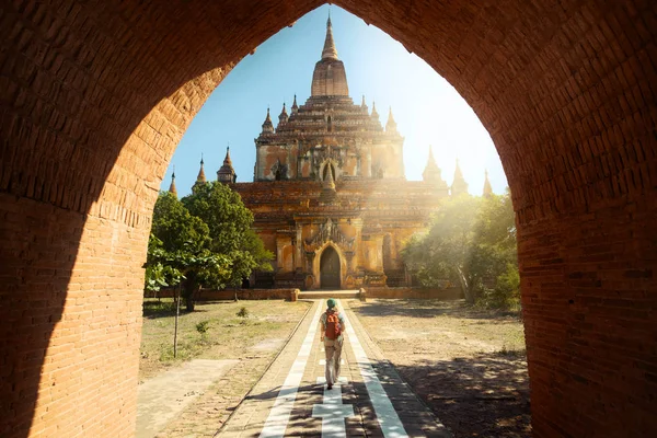 Viajante caminhando ao longo da estrada para o templo de Htilominlo em Bagan. Birmânia — Fotografia de Stock