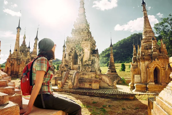 Viajante com mochila descansando e olha para stupas budistas. Meu Deus. — Fotografia de Stock