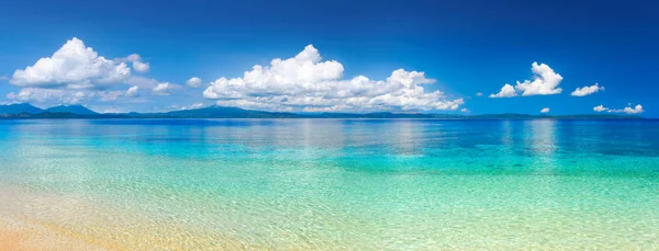 Панорамний вид на тропічний пляж . — стокове фото