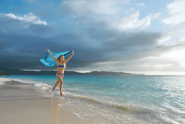 Feliz mujer despreocupada disfrutando del hermoso amanecer en el tropical — Foto de Stock