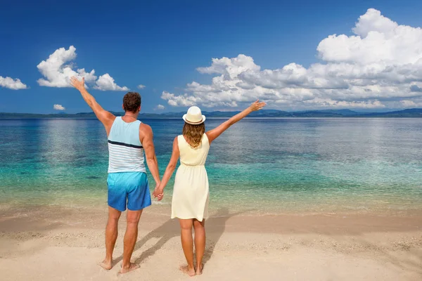 Felice coppia romantica godendo di una vista belle isole sulla spiaggia . — Foto Stock