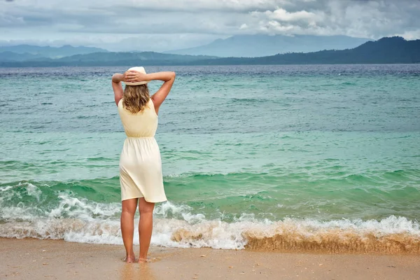 Ritratto di una donna attraente vestita di bianco su una spiaggia — Foto Stock