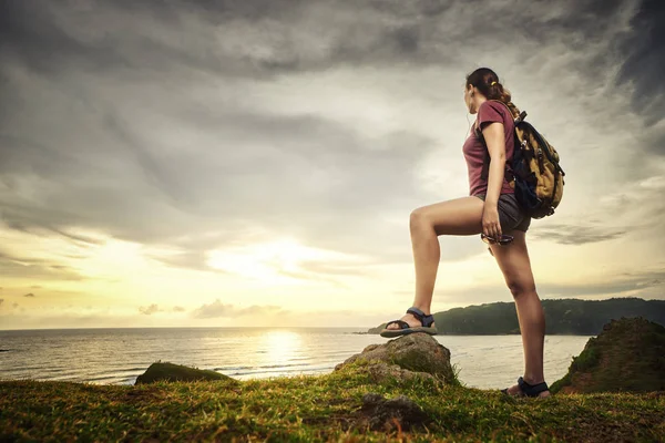 Glückliche junge Frau mit Rucksack genießt Aussicht atemberaubenden tropischen Strand — Stockfoto