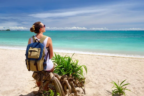 Ευτυχισμένη γυναίκα με σακίδιο απολαμβάνοντας θέα εκπληκτική τροπική παραλία — Φωτογραφία Αρχείου