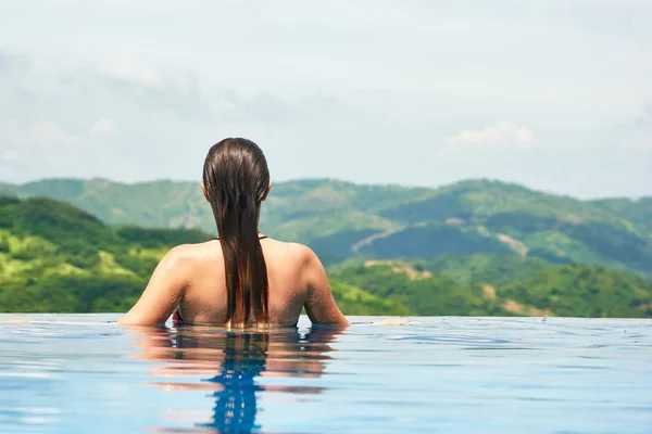 Jeune femme sexy appréciant de se reposer sur le bord de la baignade en plein air — Photo