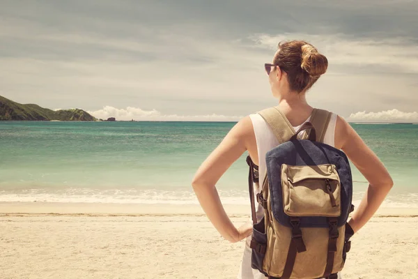 Young woman with backpack enjoying view stunning tropical beach — Stock Photo, Image