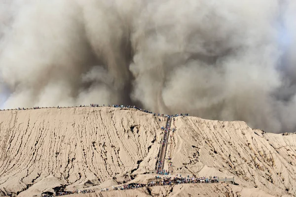 Turystów wspiąć się na wulkan, aby zobaczyć krater mount Bromo. — Zdjęcie stockowe