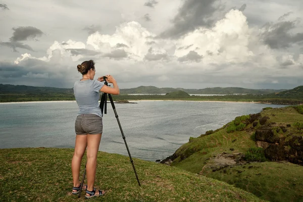 Turizm seyahat fotoğrafçı arka plan Denizi üzerinde resim yapma — Stok fotoğraf