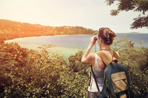 Traveller with backpacker and binoculars in hands enjoying view — Stock Photo, Image