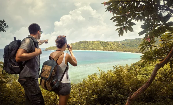 Travellers with backpacks watching through binoculars enjoying v — Stock Photo, Image