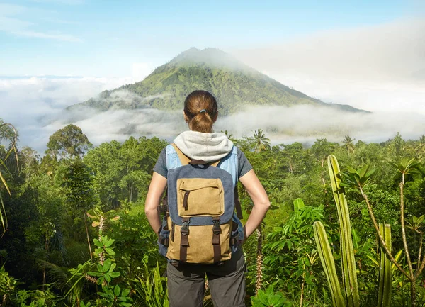 Hipster mujer viajero con mochila mirando salvaje selva en b — Foto de Stock