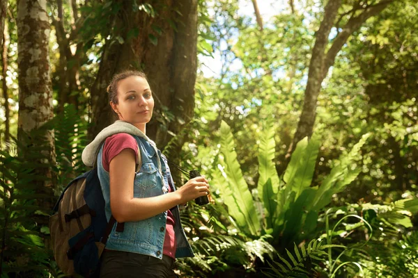 Porträtt av kvinnlig turist med kikare i hand i tropic — Stockfoto