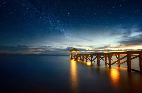 Schöne nächtliche Meereslandschaft mit Milchstraße am Himmel und Pier stre — Stockfoto