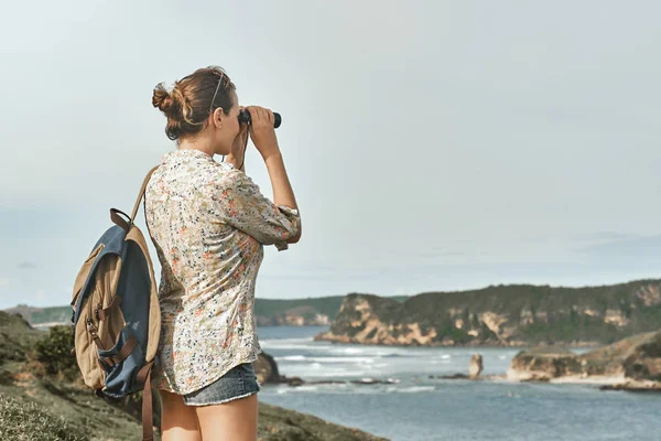 Турист с рюкзаком и биноклем в руках наслаждаясь видом ко — стоковое фото
