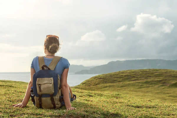 Carefree traveller with backpack enjoying sunset on peak of moun — Stock Photo, Image