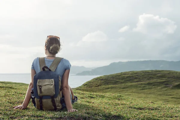Carefree traveller with backpack enjoying sunset on peak of moun — Stock Photo, Image