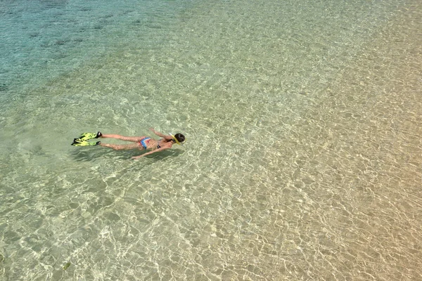 Vrouw in bikini is zwemmen met snorkel en vinnen schoon water — Stockfoto