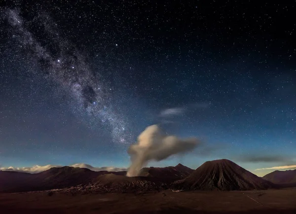 Cielo nocturno y galaxia de la Vía Láctea sobre el volcán Monte Bromo . — Foto de Stock