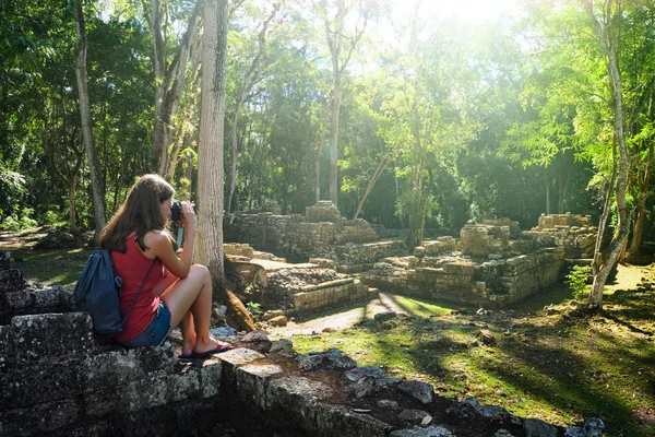 Mujer viajera fotografiando antiguas ruinas mayas . —  Fotos de Stock