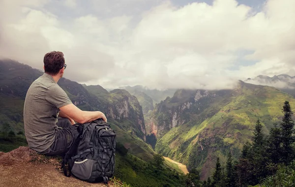 Uzun yürüyüşe çıkan kimse bir kayanın üstünde tepe-in rahatlatıcı ve görünümü m zevk dağlarda — Stok fotoğraf