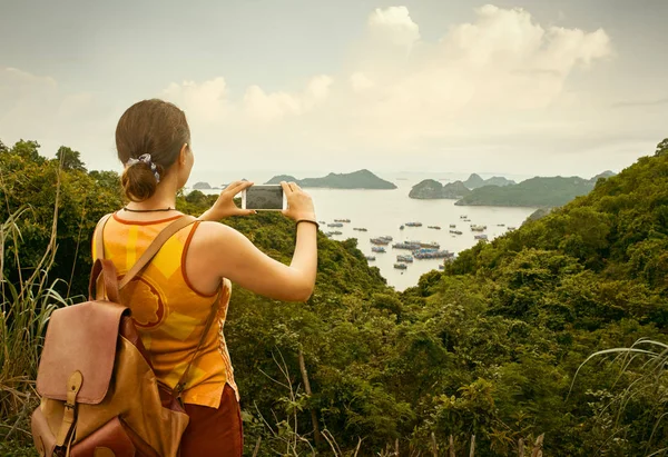 Mulher turista com mochila fotografando a baía de Cat Ba . — Fotografia de Stock