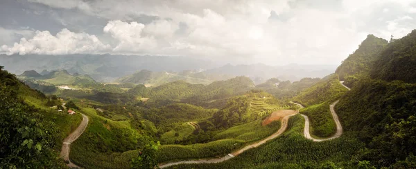 Vista panorâmica do vale ensolarado na província de Ha Giang, Norte V — Fotografia de Stock