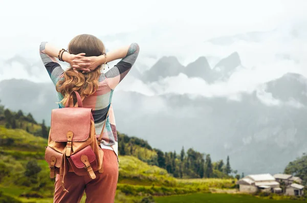 Bokovky cestovatel s batohem, výhledem na hory v mlze — Stock fotografie