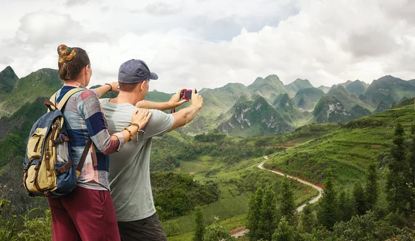 Casal turista faz foto montanhas de carste . — Fotografia de Stock