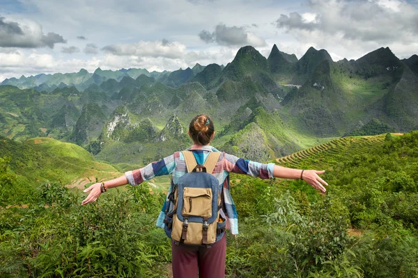 Turista em montanhas desfrutando de vista para as montanhas . — Fotografia de Stock