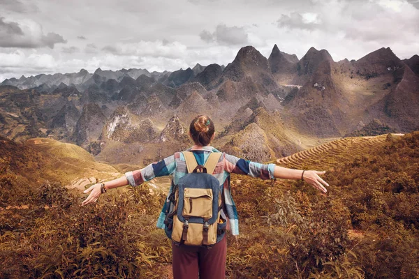 Турист в горах насолоджується видом на гори . — стокове фото