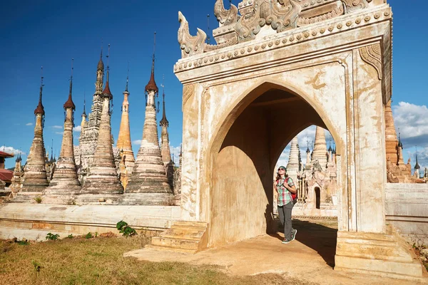 Reisende som går fra buddhistisk stupas tempelkompleks I – stockfoto