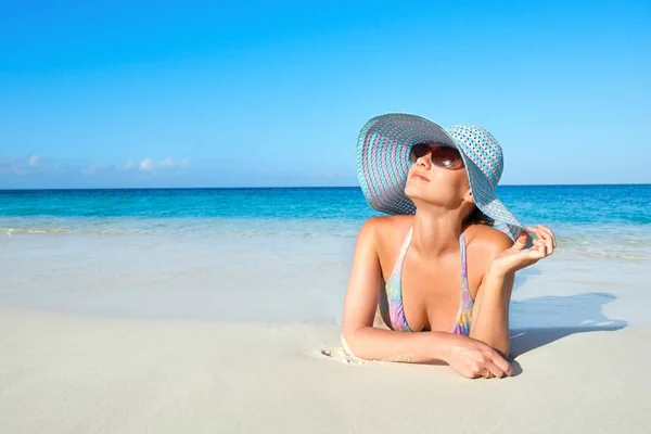 Woman in bikini and summer hat enjoying on tropical beach — Stock Photo, Image