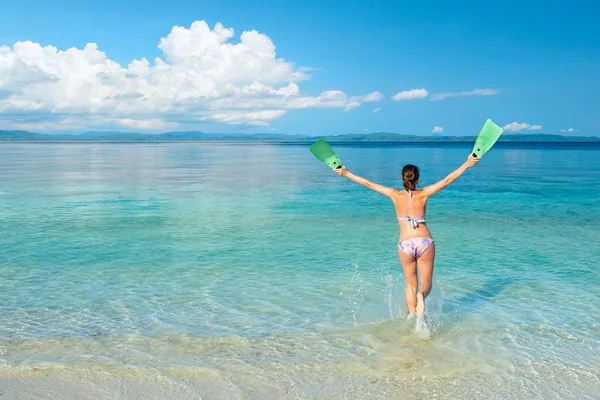 Mulher alegre corre para o mar em uma praia tropical — Fotografia de Stock