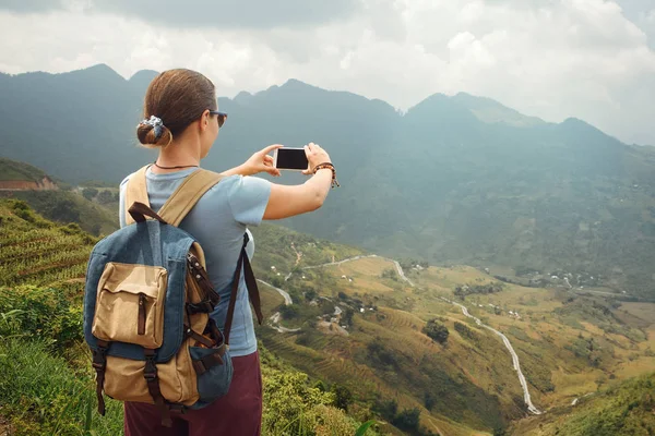 バックパックを持つ女性の旅し、山を写真で日当たりの良い — ストック写真