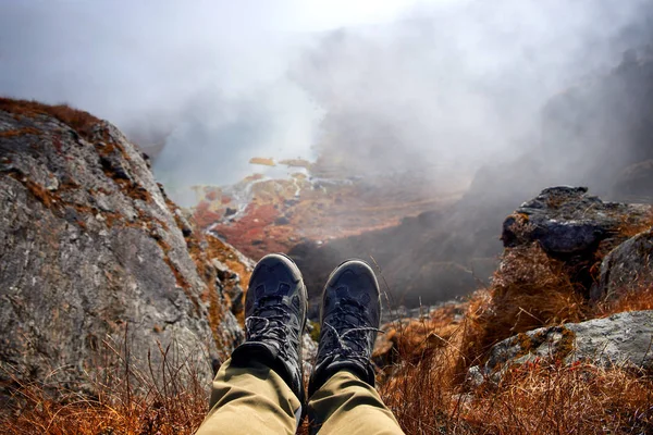 Botas para caminhantes Relaxe no pico da montanha com lagos de montanha no backgr — Fotografia de Stock