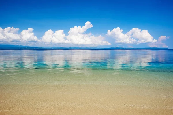 Vista panorâmica de uma praia tropical — Fotografia de Stock