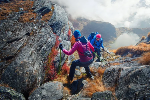 Par vandrare med ryggsäckar i bergen. — Stockfoto