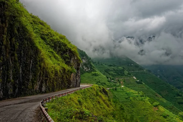 Jalan di pegunungan — Stok Foto